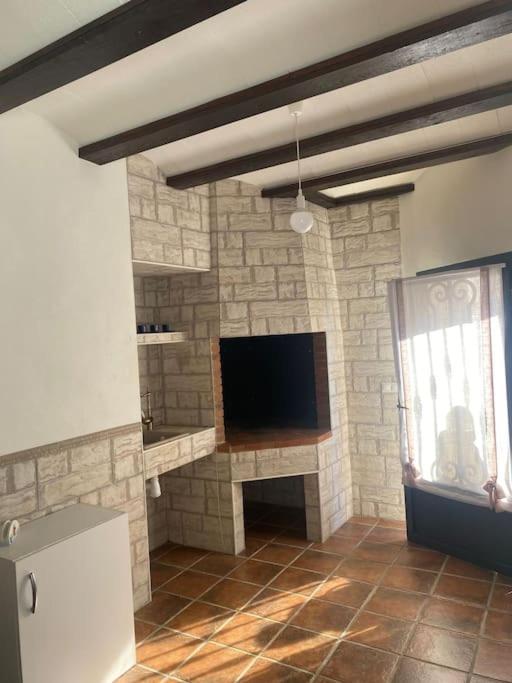 Agradable casa con chimenea interior y barbacoa.