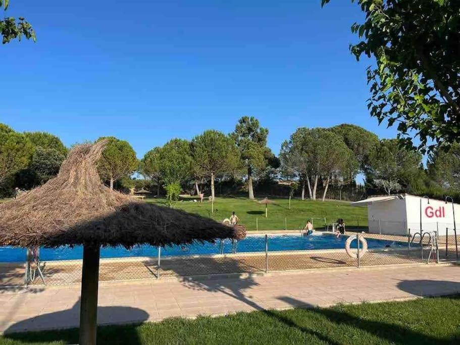 Agradable casa con chimenea interior y barbacoa.