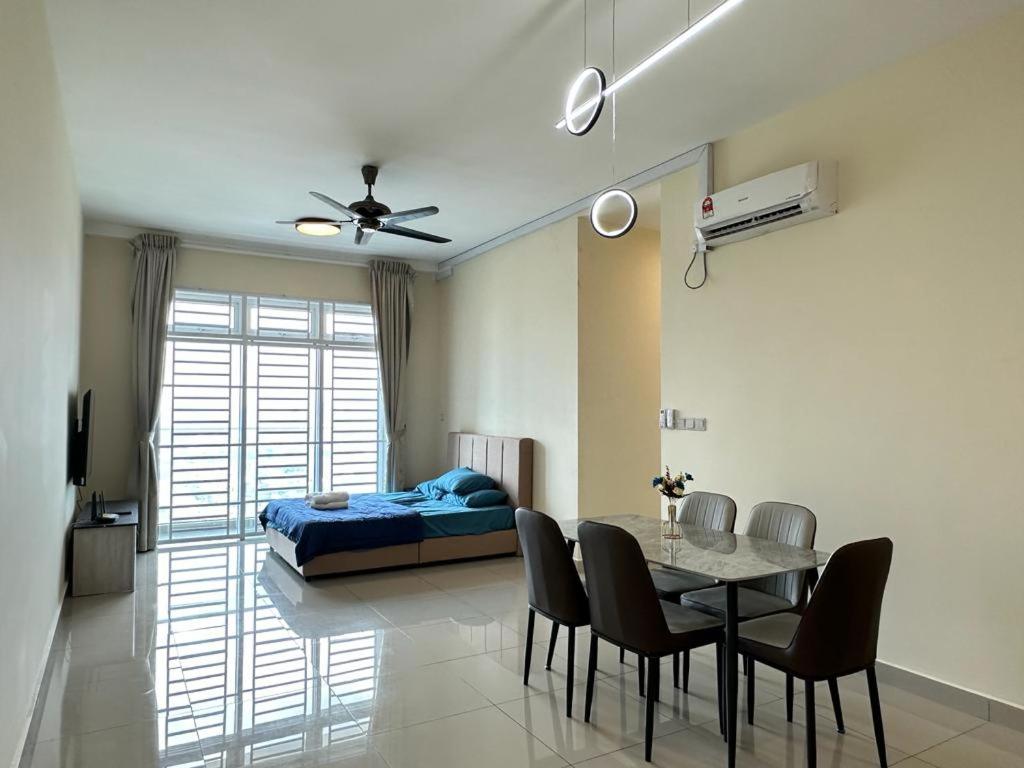 Twin Galaxy 6Pax 2Bedroom High floor with balcony Netflix WiFi