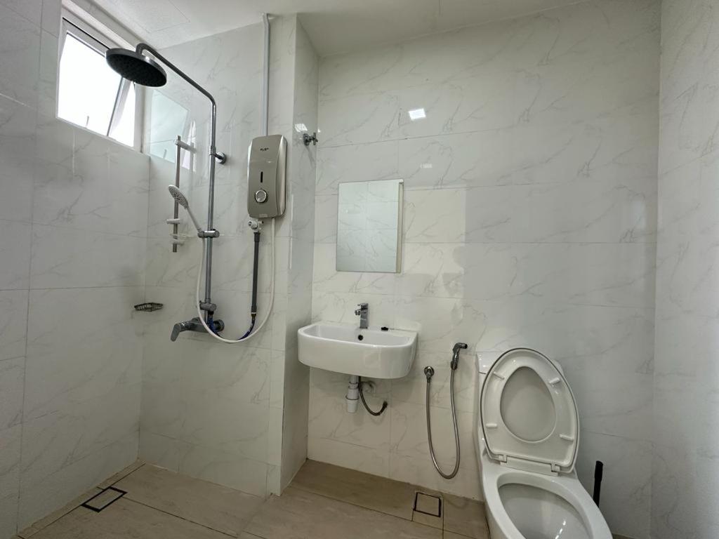 Twin Galaxy 6Pax 2Bedroom High floor with balcony Netflix WiFi