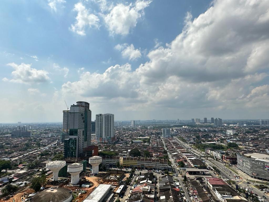 Twin Galaxy 6Pax 2Bedroom High floor with balcony Netflix WiFi