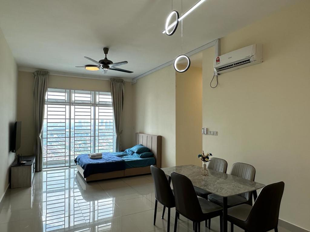 Twin Galaxy 6Pax 2Bedroom High floor with balcony Netflix WiFi