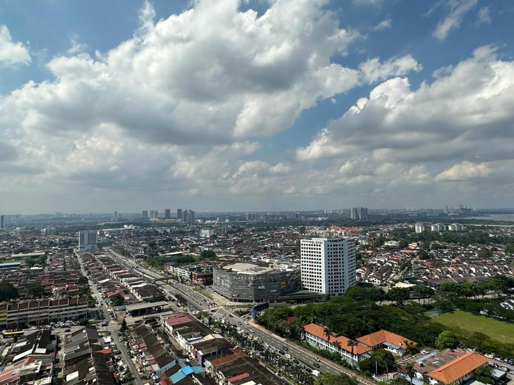 Twin Galaxy 6Pax 2Bedroom High floor with balcony Netflix WiFi