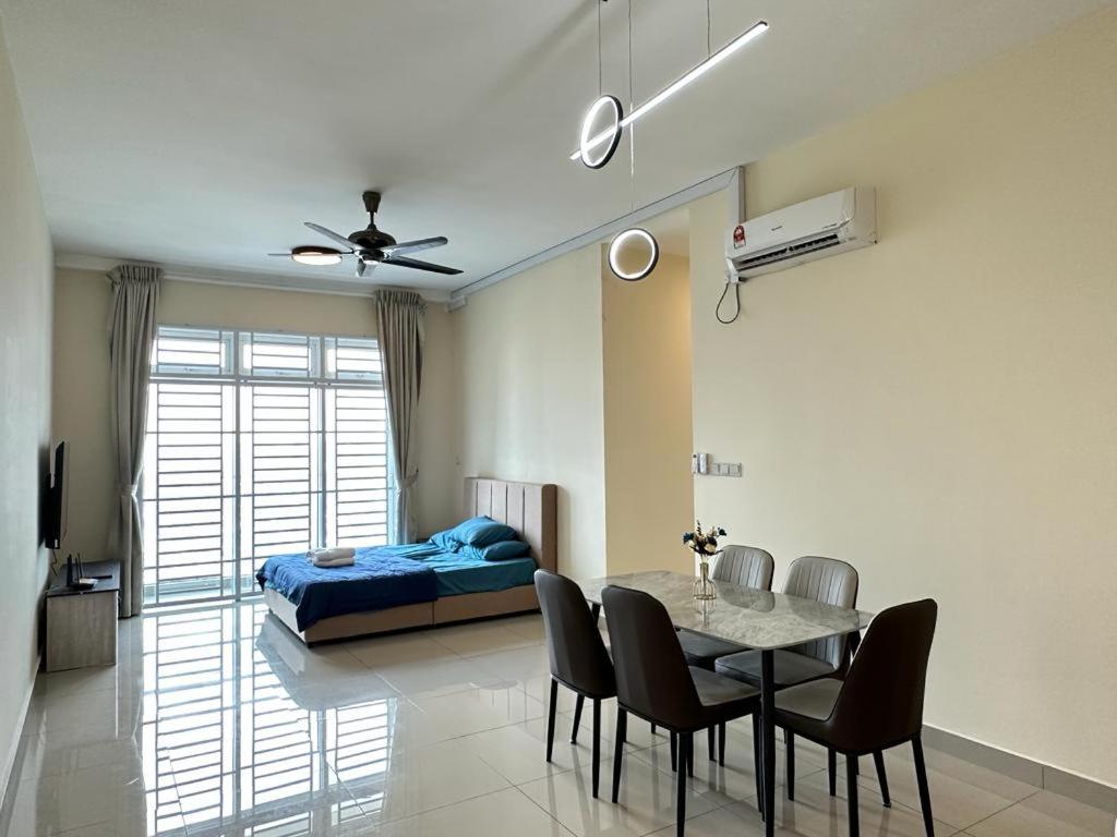 Twin Galaxy 6Pax 2Bedroom High floor with balcony Netflix WiFi