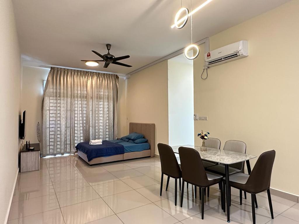 Twin Galaxy 6Pax 2Bedroom High floor with balcony Netflix WiFi