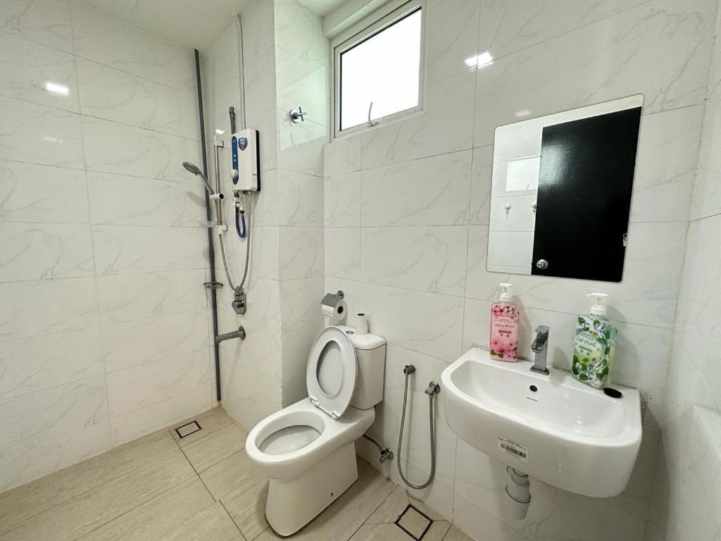 Twin Galaxy 6Pax 2Bedroom High floor with balcony Netflix WiFi