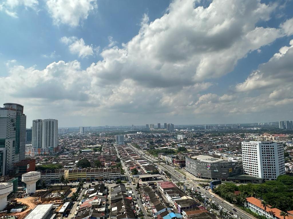 Twin Galaxy 6Pax 2Bedroom High floor with balcony Netflix WiFi