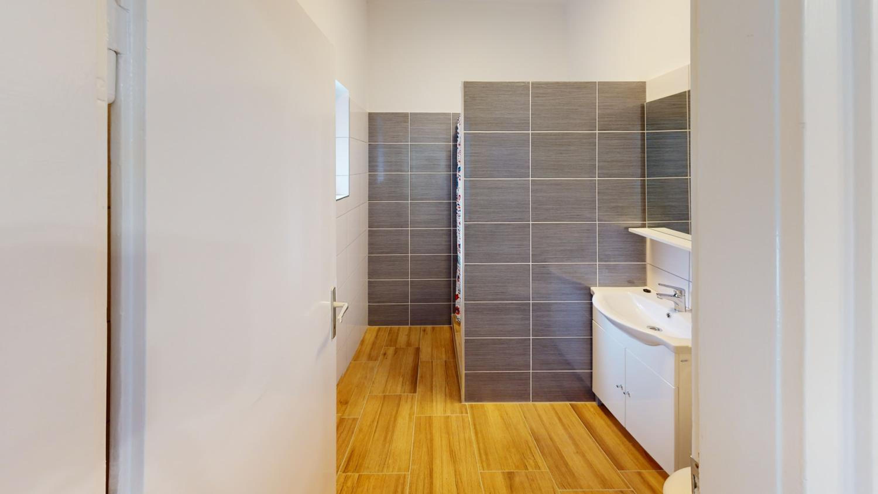 FAMILY APARTMAN
