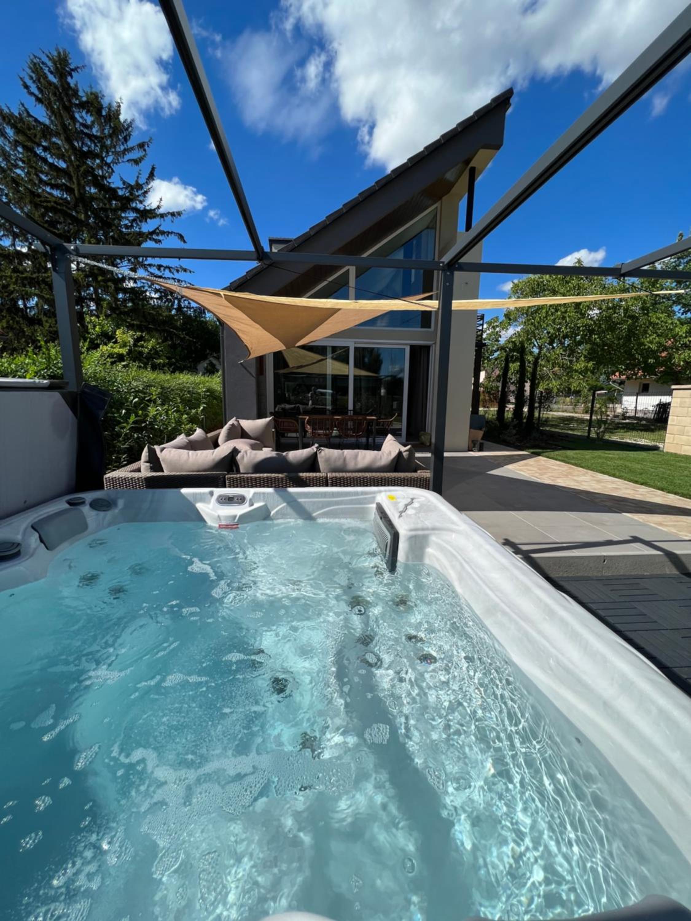 Hotel Beige Villa Balatonkenese - Image 1