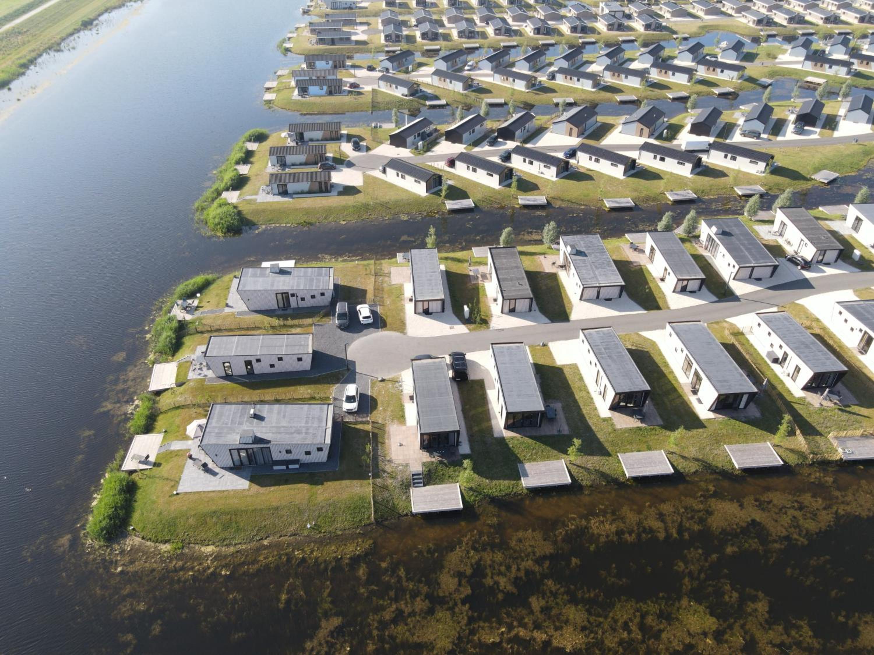 Tiny vakantiehuis aan het water met eigen steiger en airco