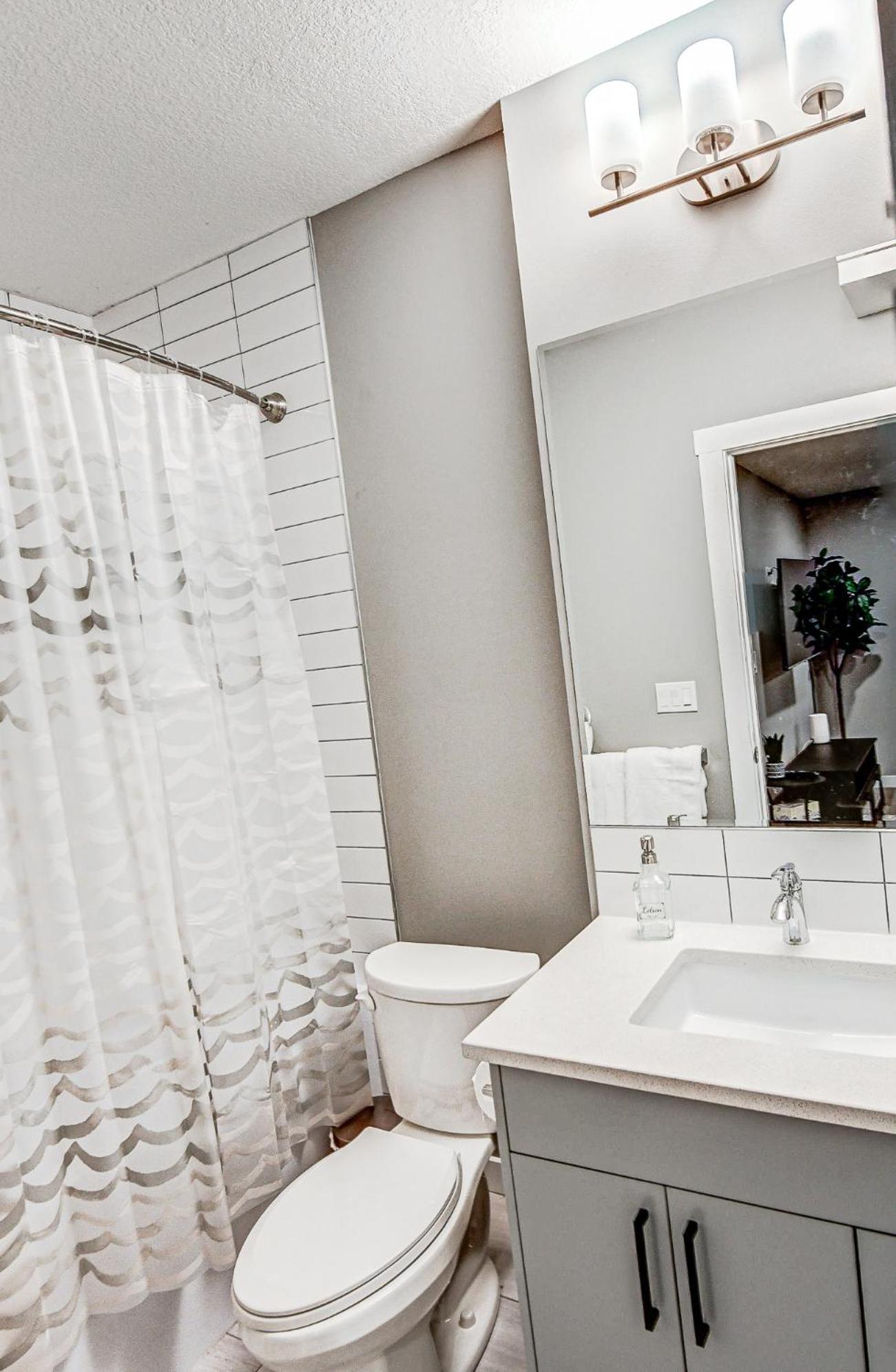 New suite in NW Calgary -20 mins from YYC