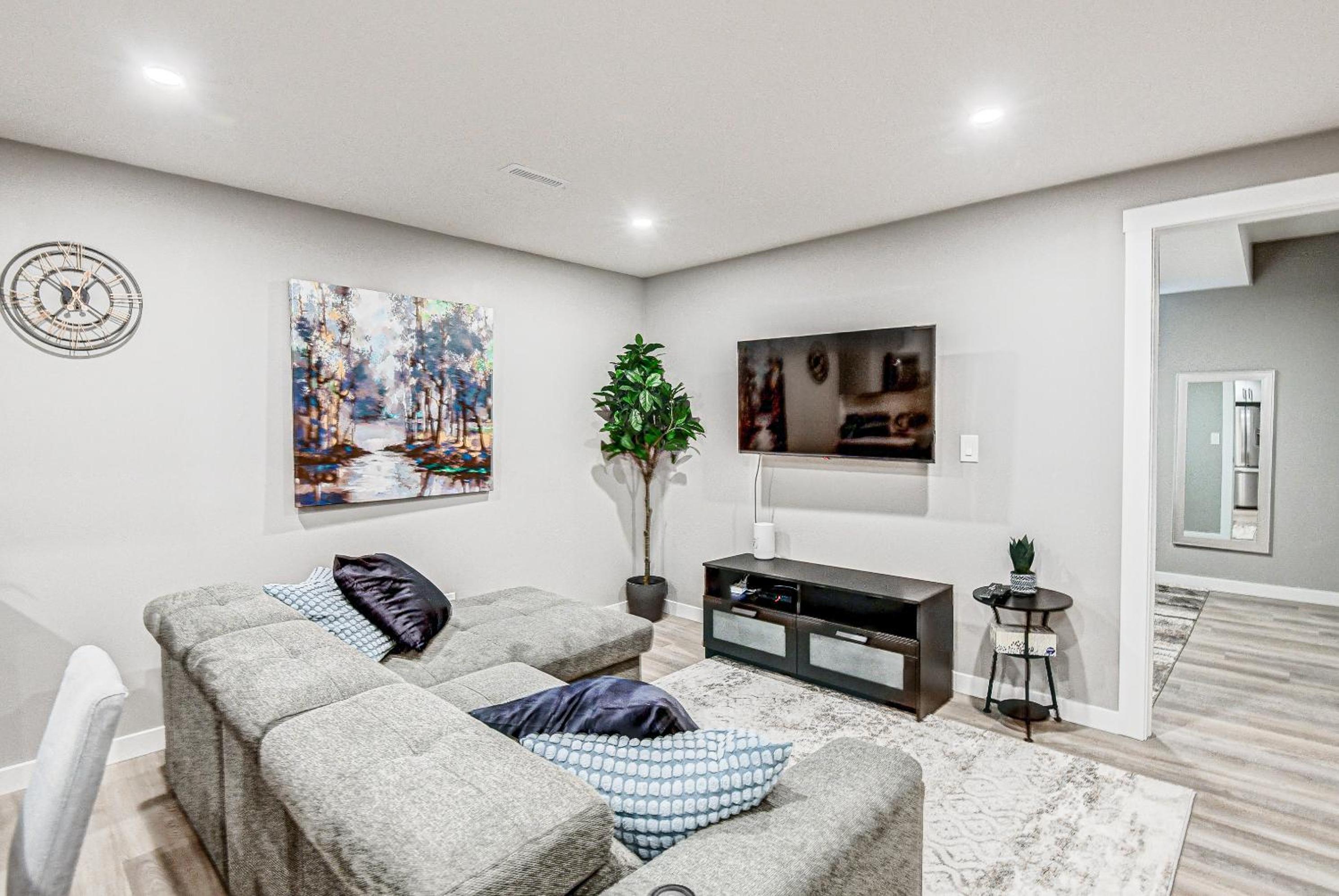 New suite in NW Calgary -20 mins from YYC