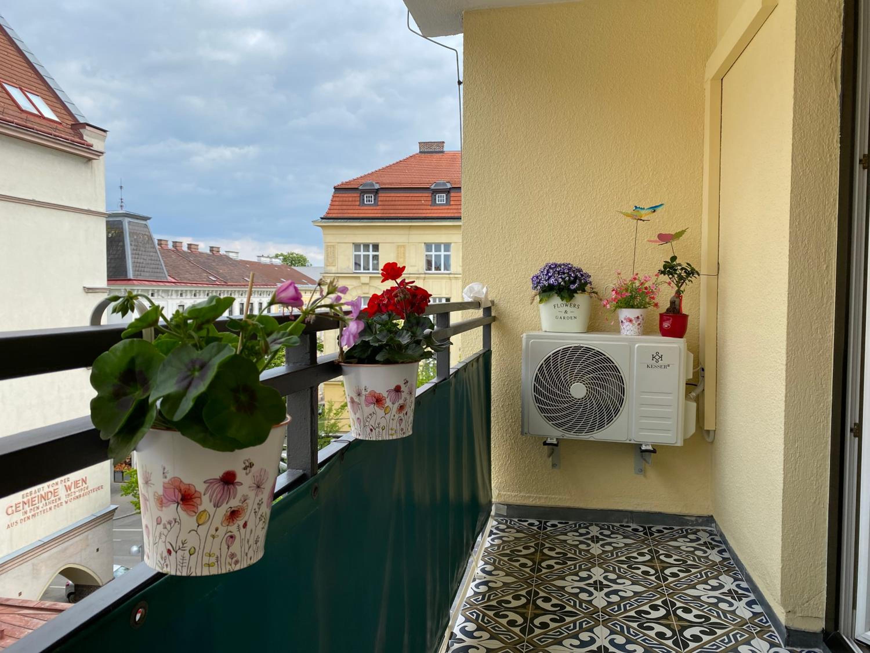 ROYAL APARTmENT