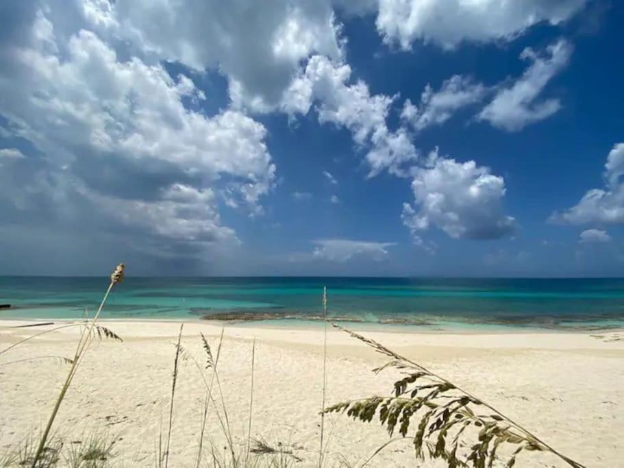 Beach'nBarefoot (Love Beach) - nestled on the beach