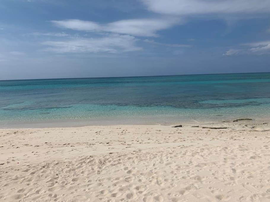 Beach'nBarefoot (Love Beach) - nestled on the beach