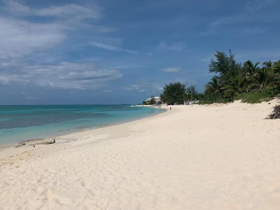 Beach'nBarefoot (Love Beach) - nestled on the beach