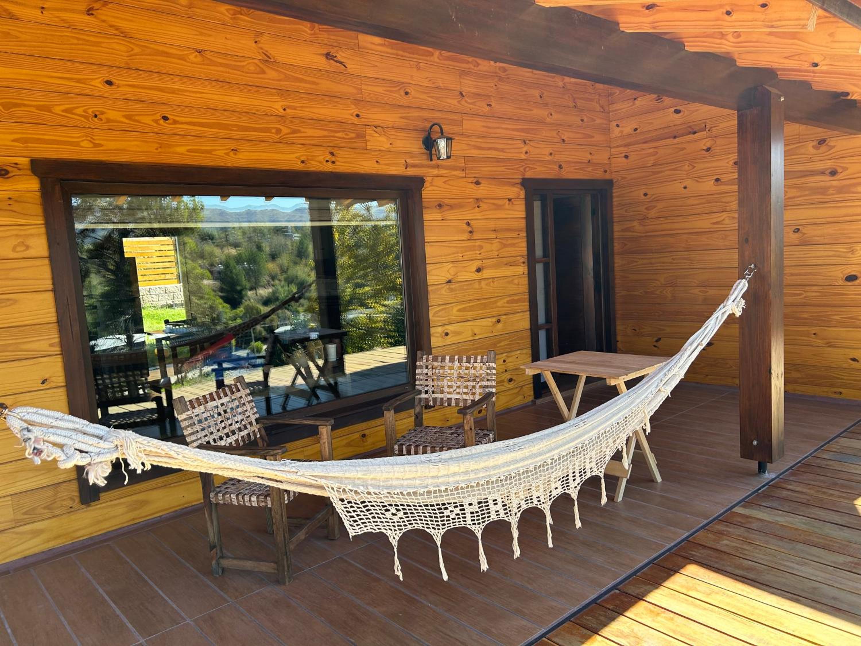 Casa y cabaña vista a las sierras