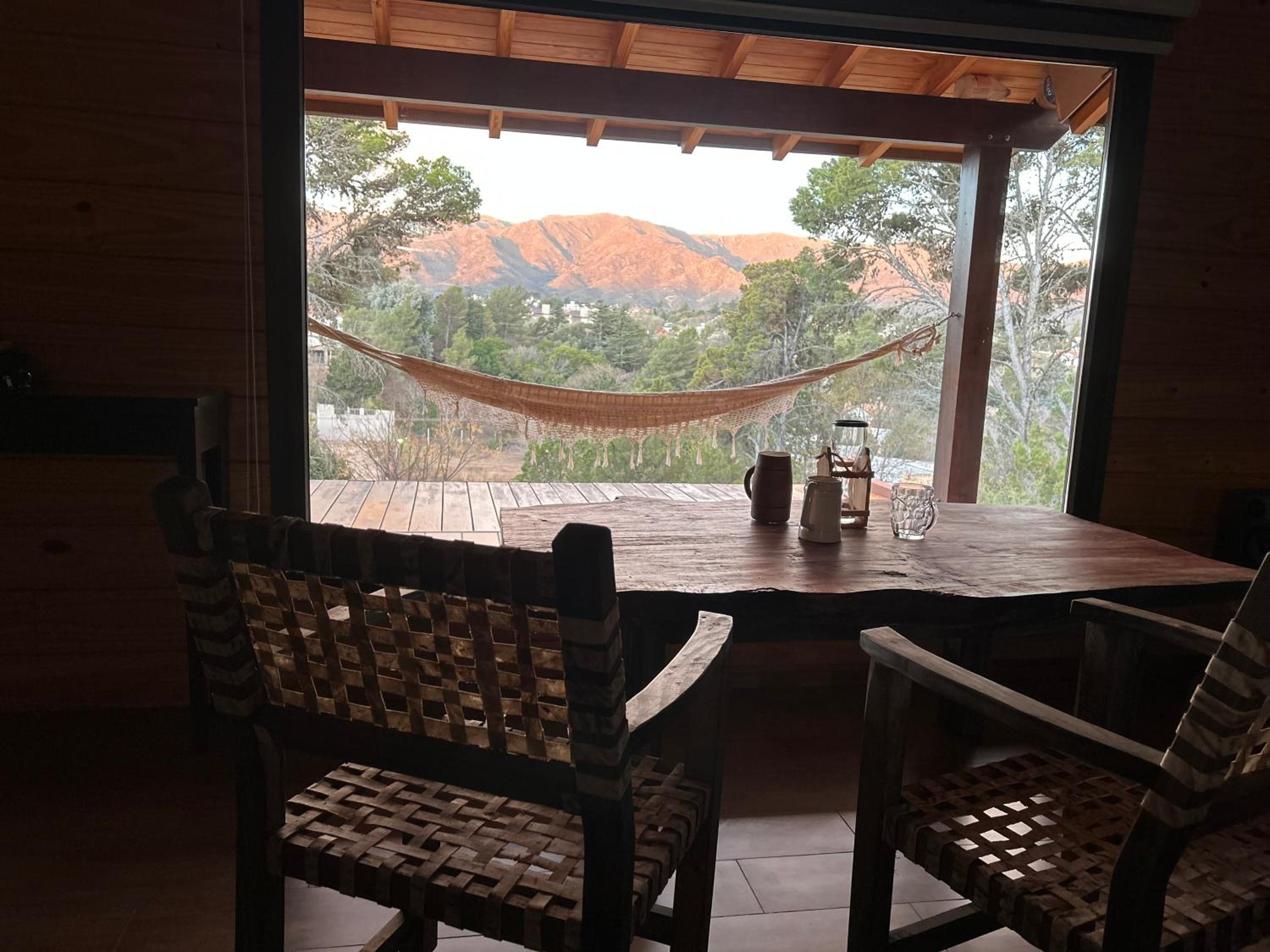Casa y cabaña vista a las sierras