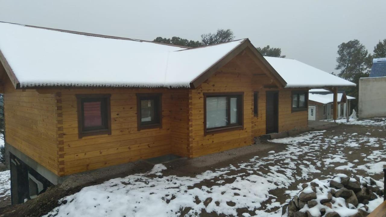 Casa y cabaña vista a las sierras