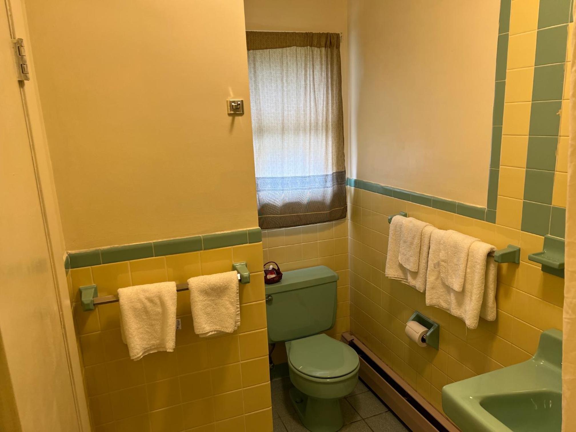 Thruway Holiday Motel