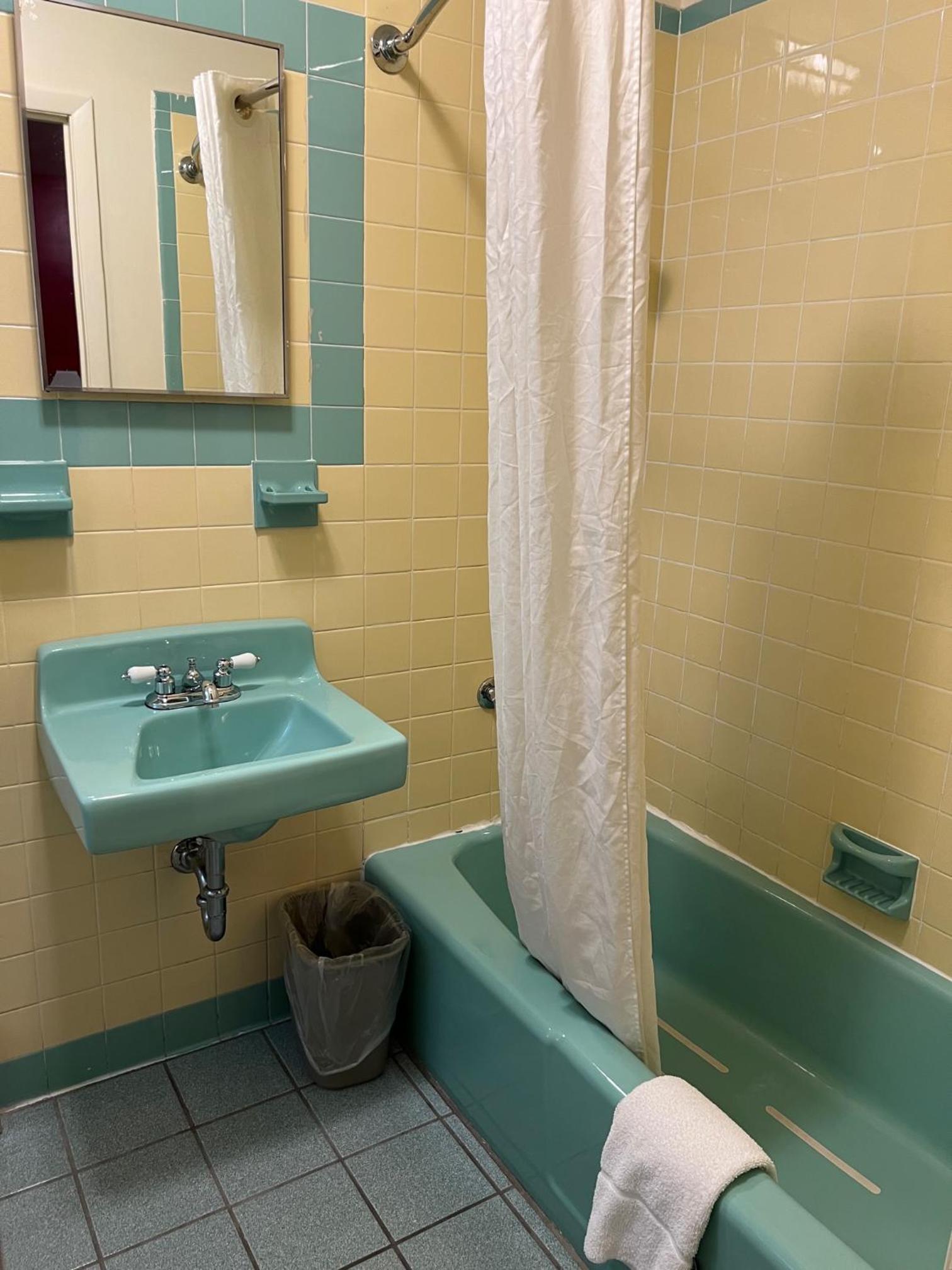Thruway Holiday Motel