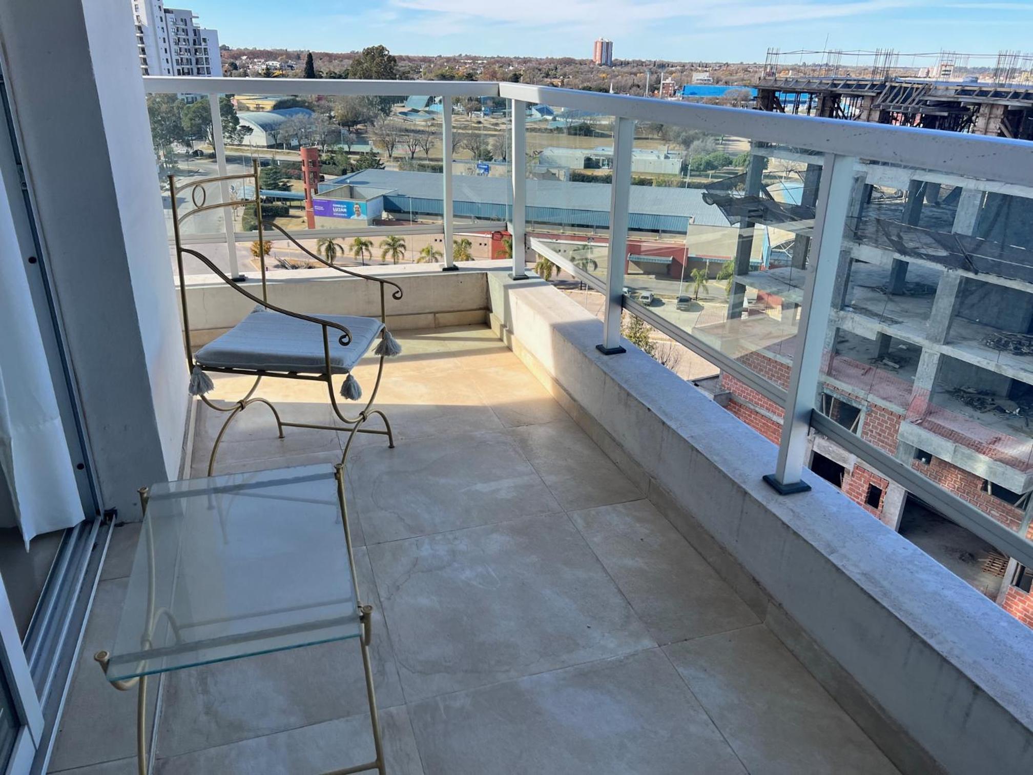 Departamento amplio y muy iluminado en 9 piso, con piscina