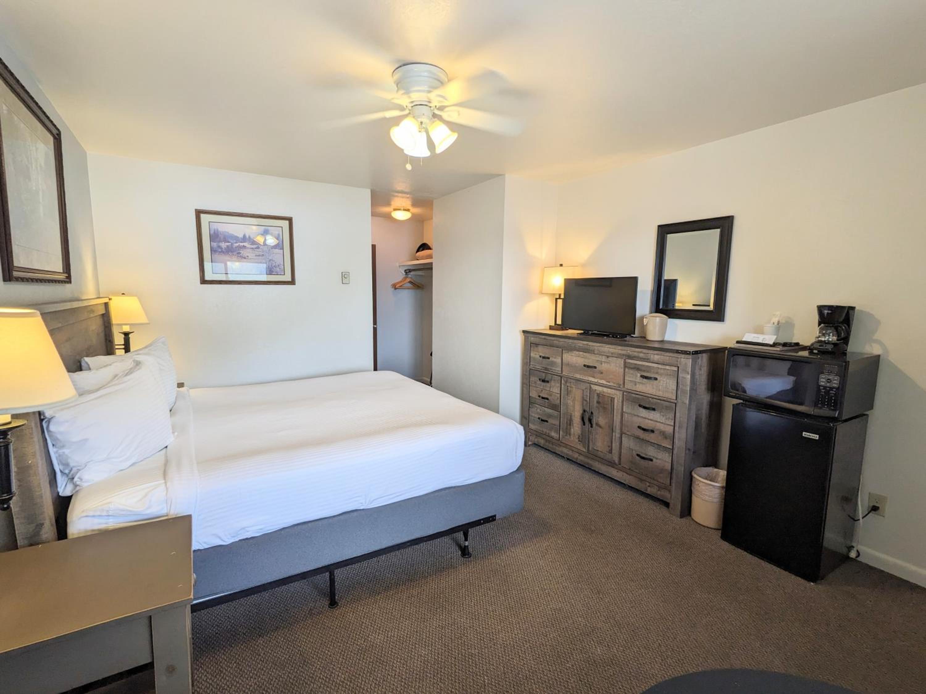 Western Riviera Lakeside Lodging