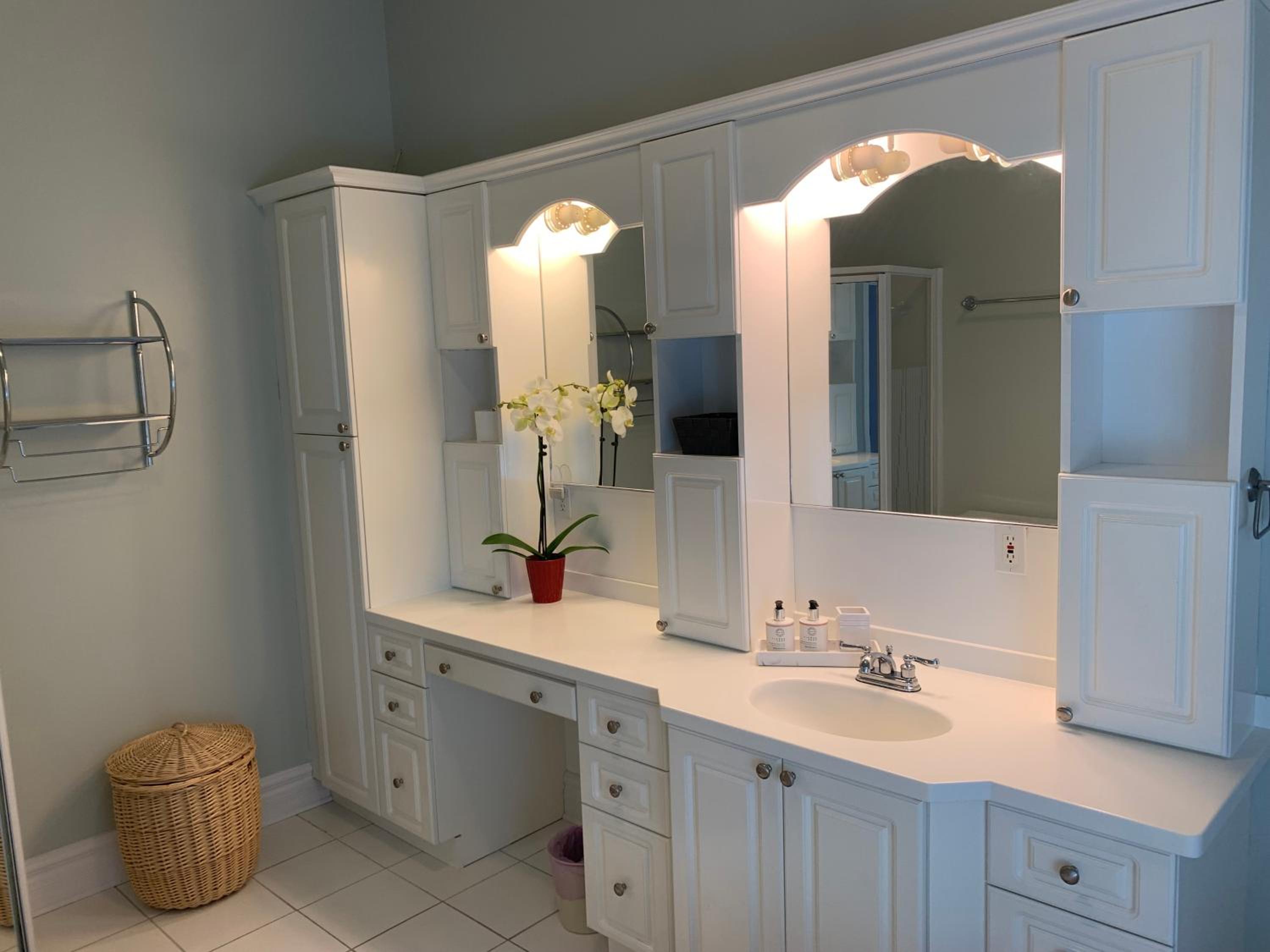 Q Estate Guest Suite heated indoor pool