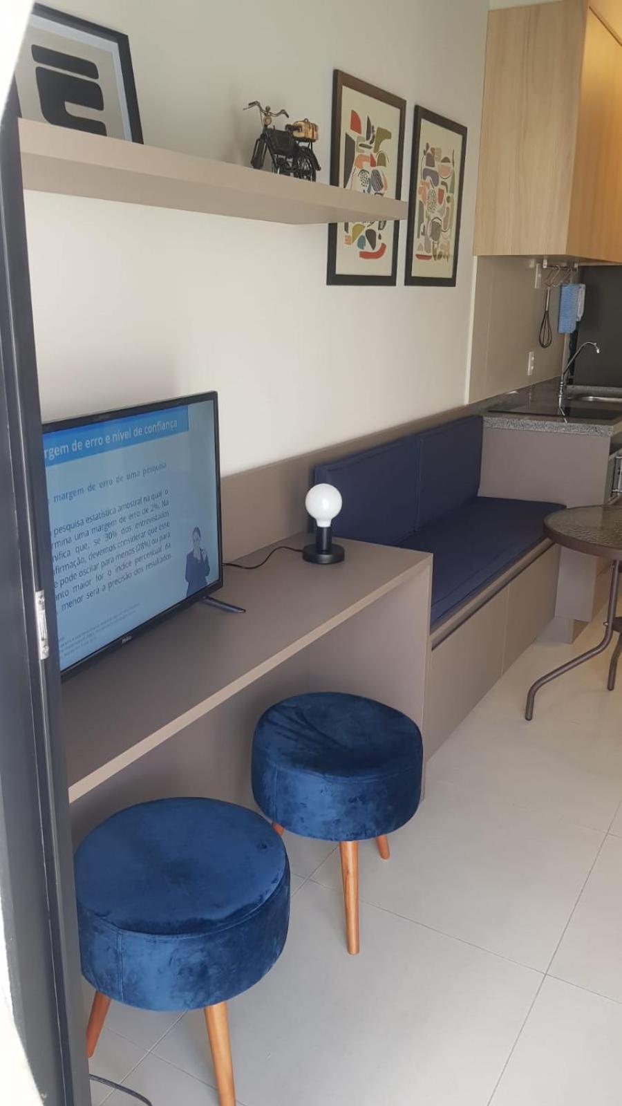 Studio Lindo; no centro em frente ao metrô!