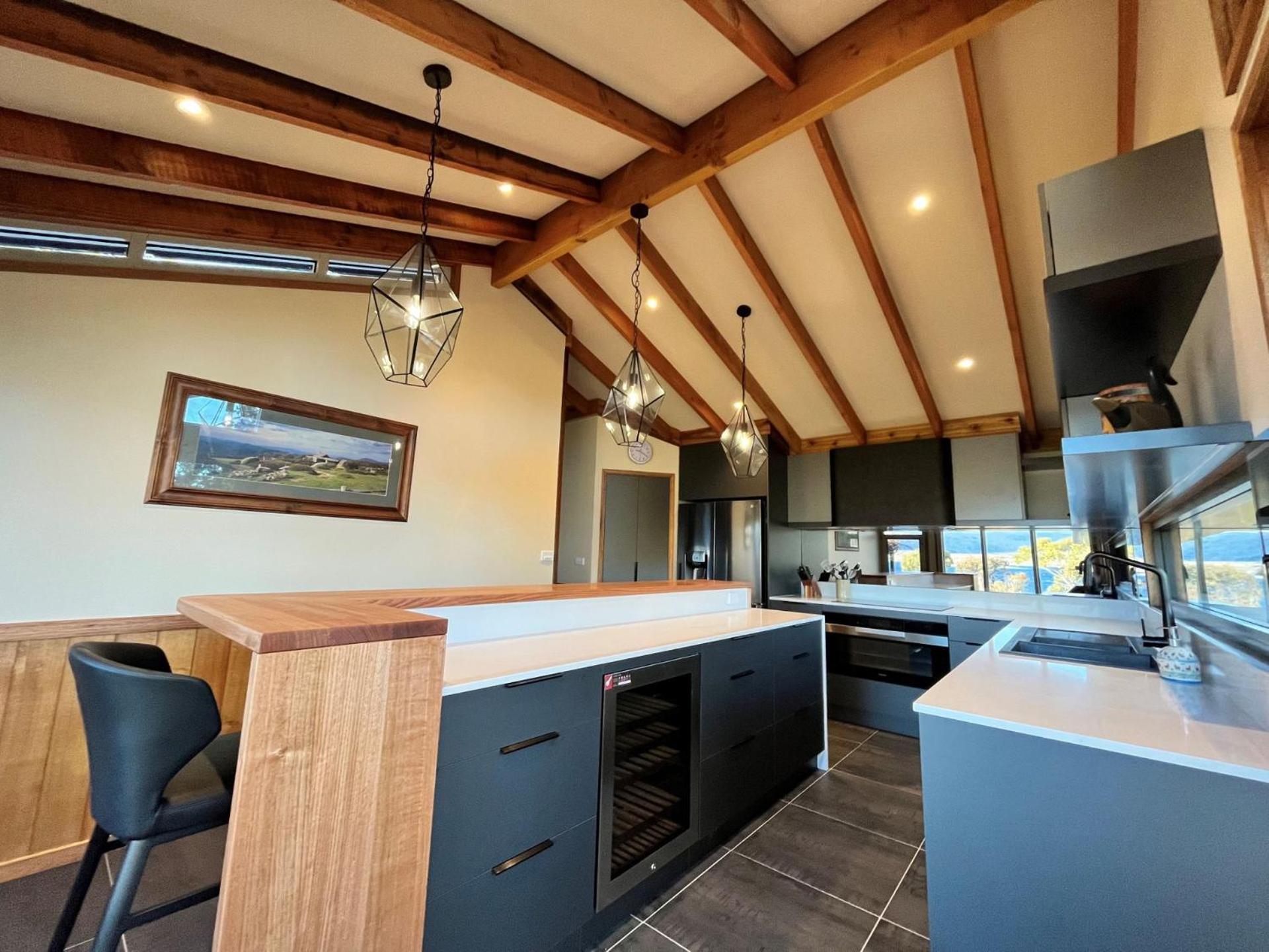 Edzell - 5BR Luxury Home l Amazing Lake Views l Games Room l Tennis Court l WiFi