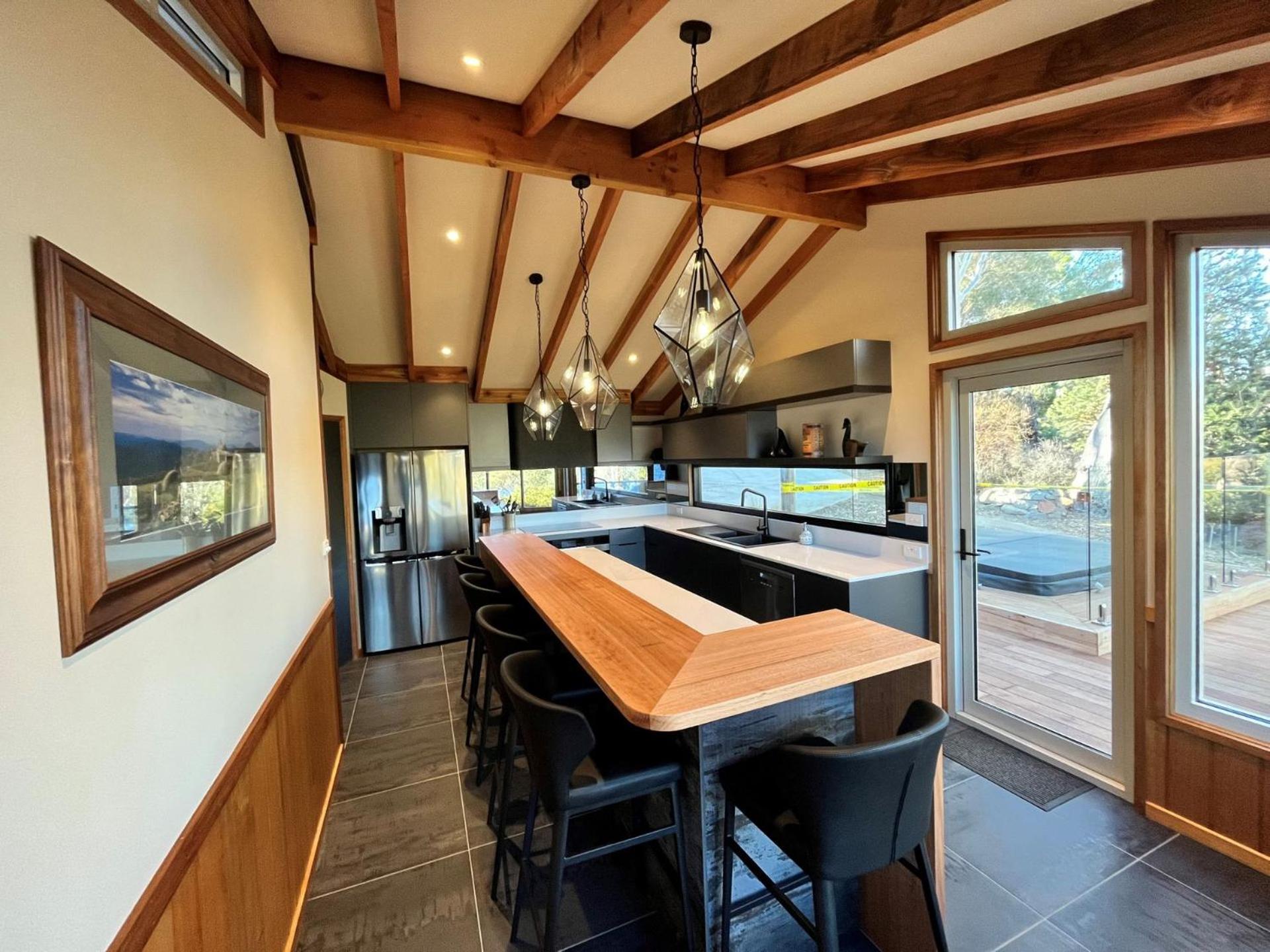 Edzell - 5BR Luxury Home l Amazing Lake Views l Games Room l Tennis Court l WiFi