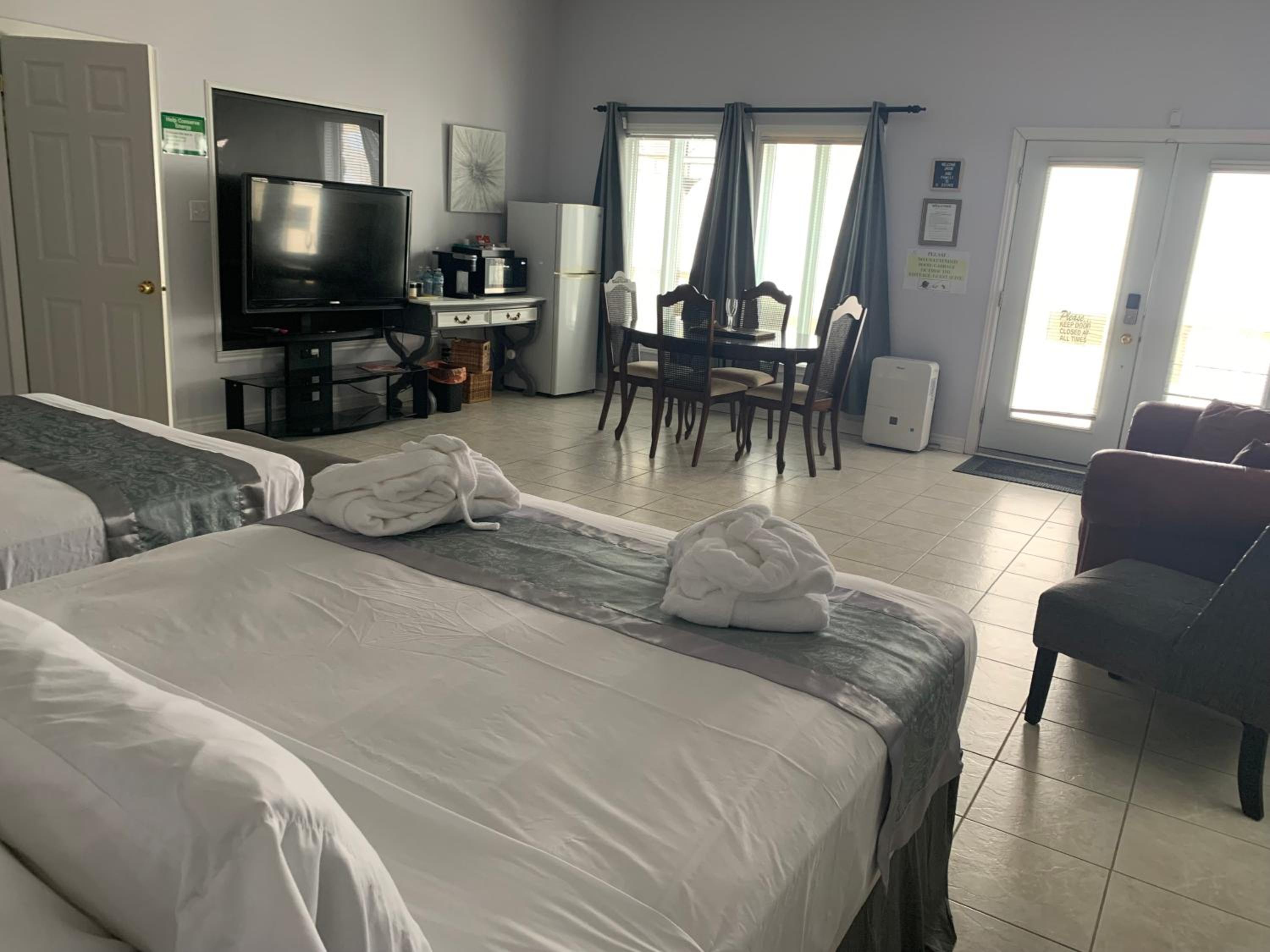 Q Estate Guest Suite heated indoor pool