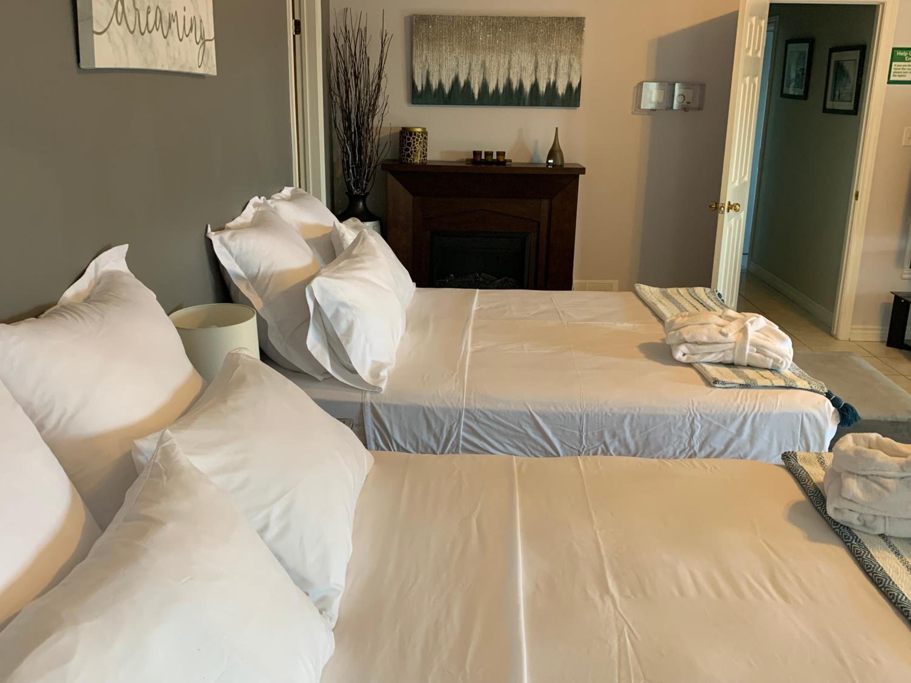 Q Estate Guest Suite heated indoor pool
