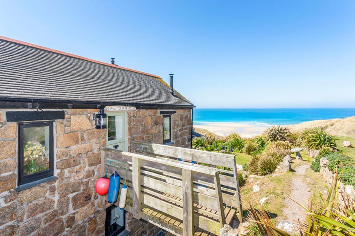Girl Annie Beach Cottage Great Sea-Views Garden