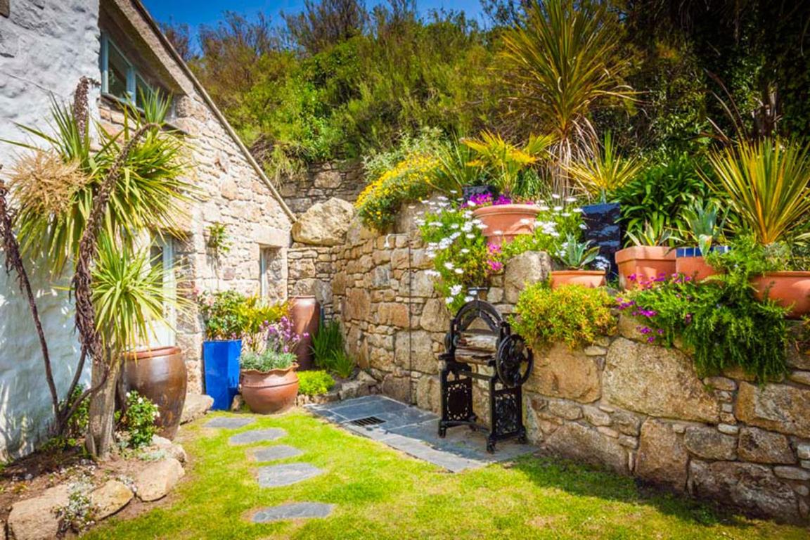 Tresillian Beach House Sea-views Large Gardens view 5