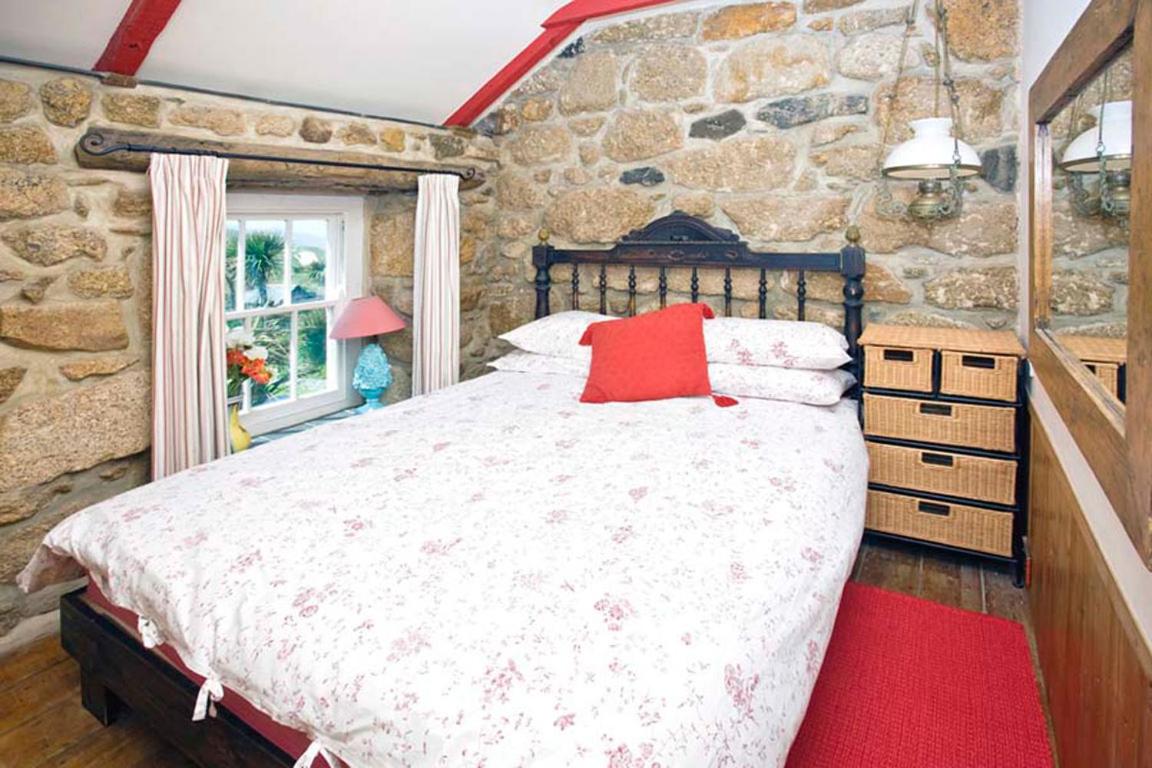 Penrose, Cornish Cottage With Sea Views, Garden & Patio By the Beach view 3
