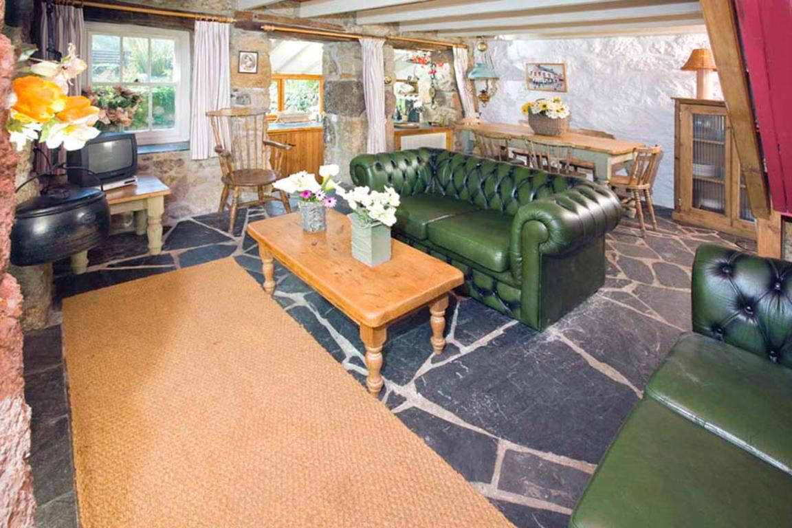 Penrose, Cornish Cottage With Sea Views, Garden & Patio By the Beach view 4
