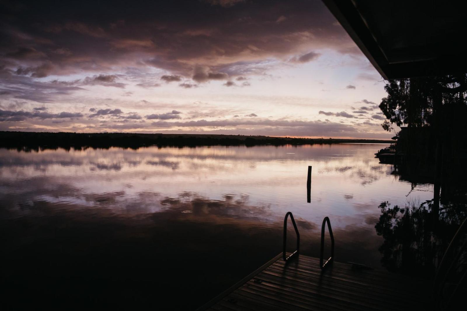 Ark-imedes - Unique float home on the Murray River