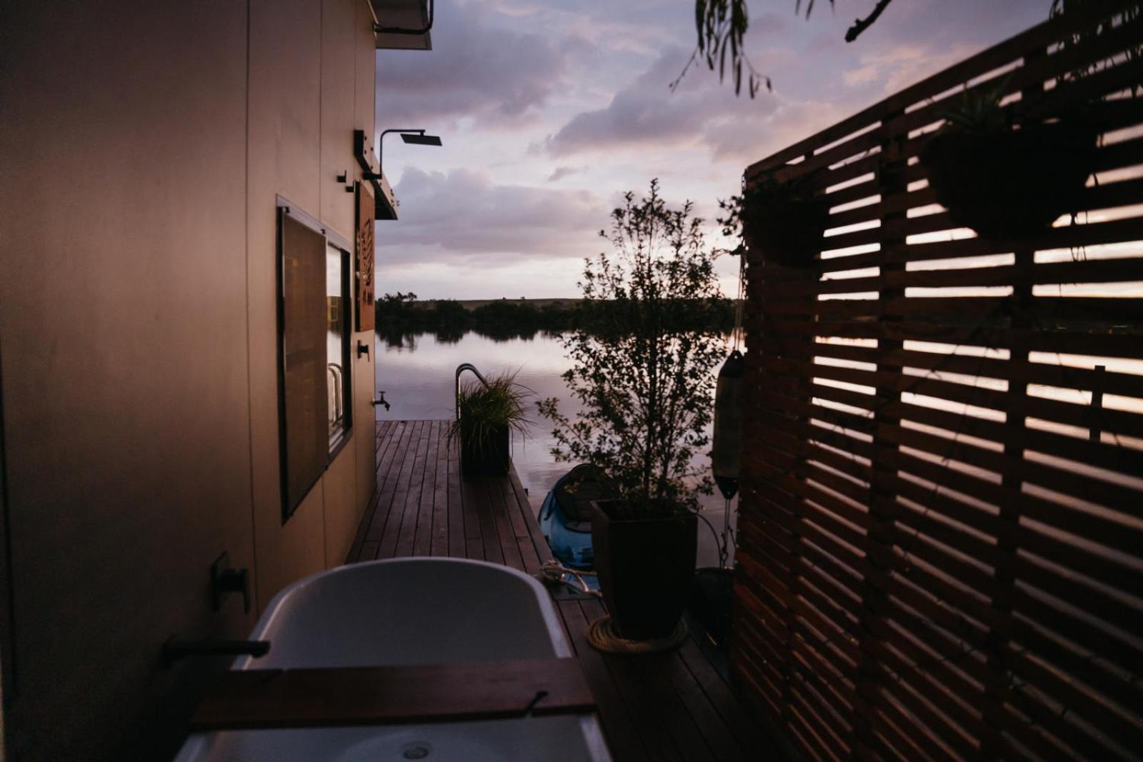 Ark-imedes - Unique float home on the Murray River