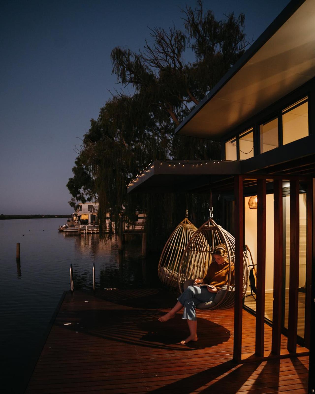 Ark-imedes - Unique float home on the Murray River