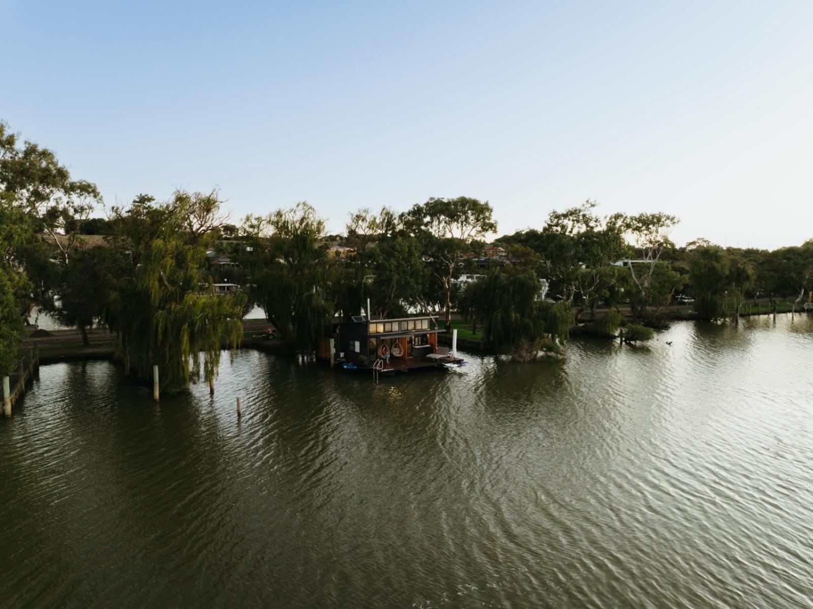 Ark-imedes - Unique float home on the Murray River