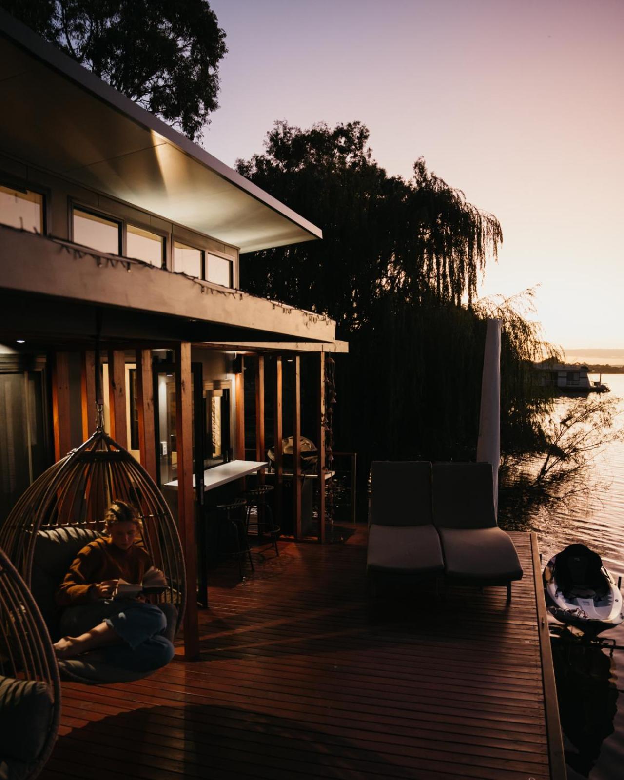 Ark-imedes - Unique float home on the Murray River