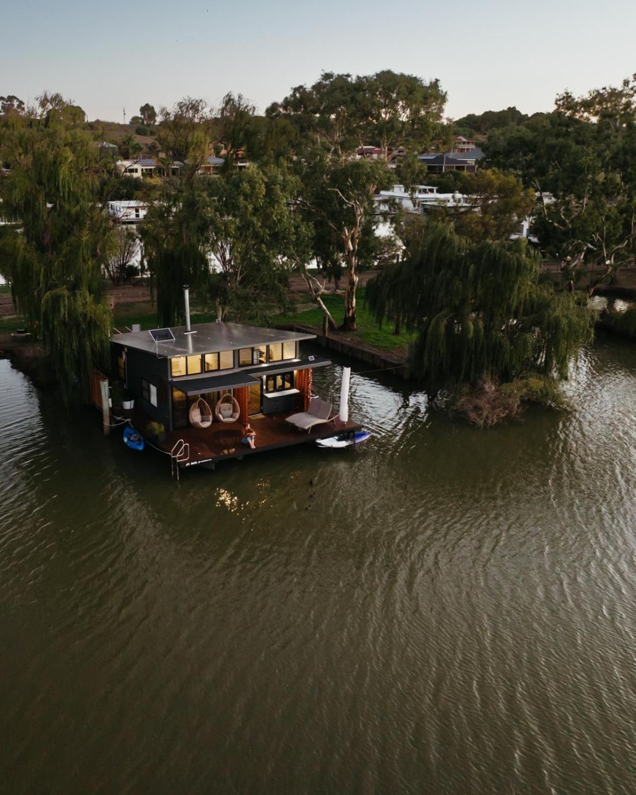 Ark-imedes - Unique float home on the Murray River
