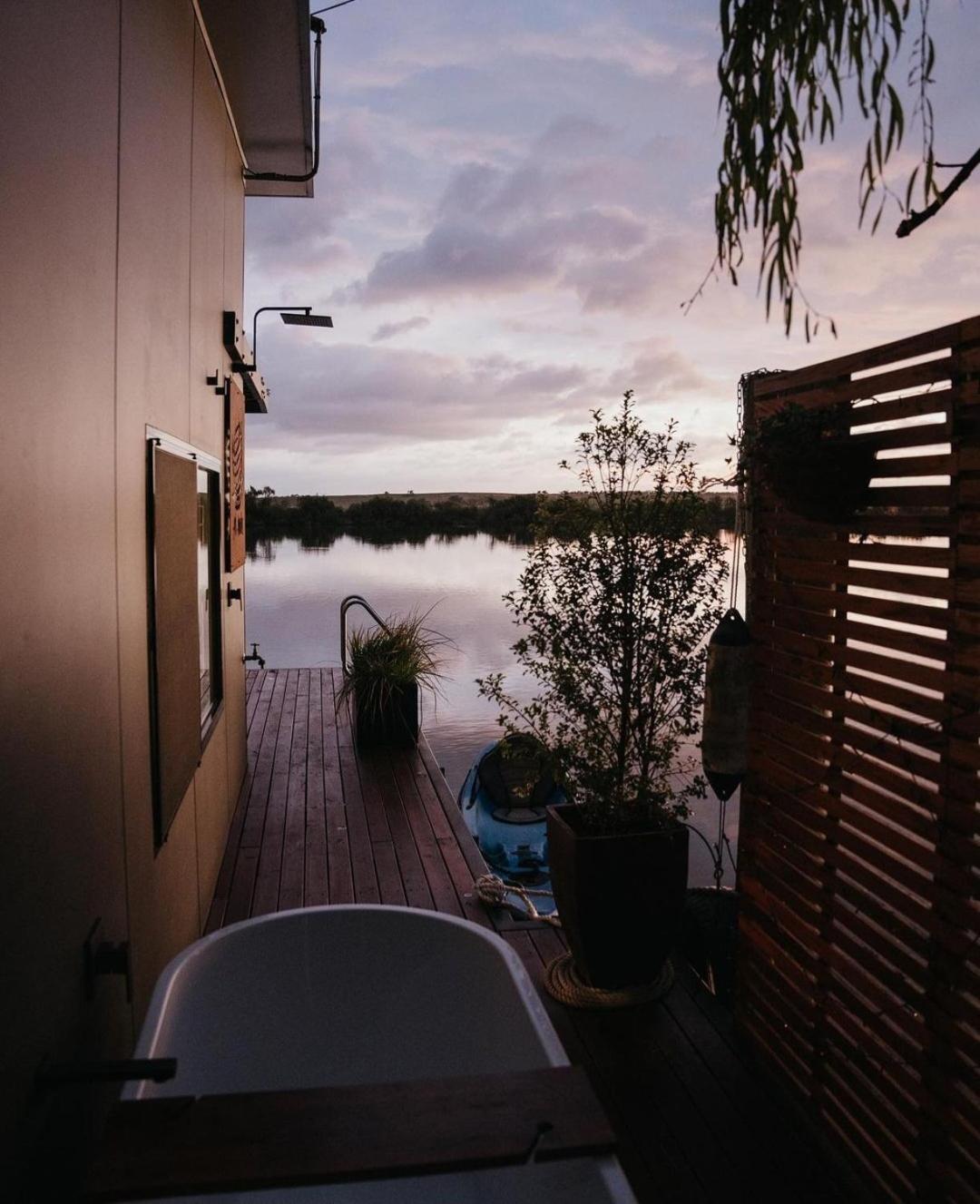 Ark-imedes - Unique float home on the Murray River