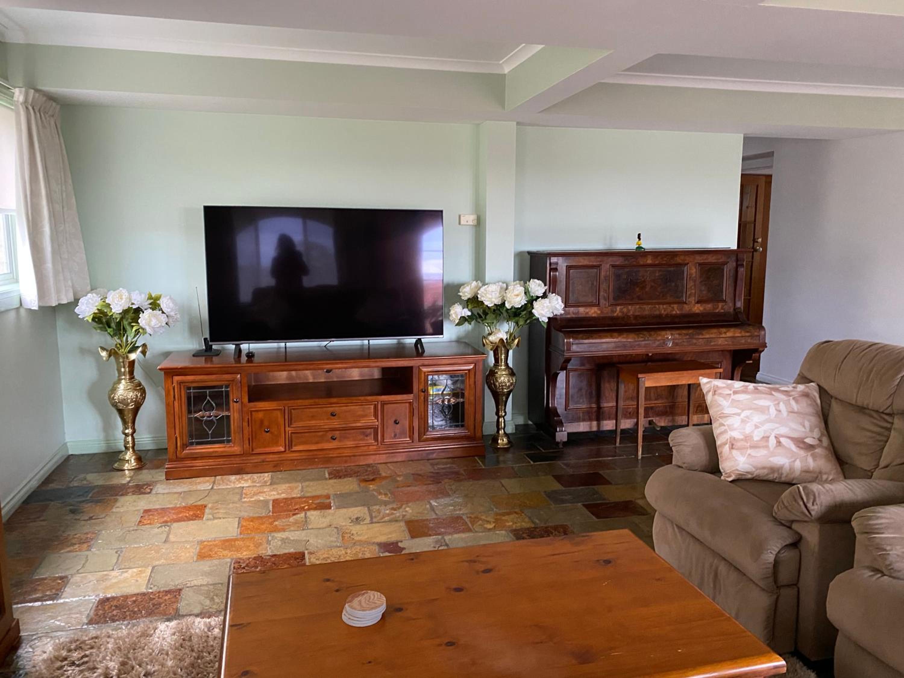 Spacious Apartment with the view of Mt. Wellington