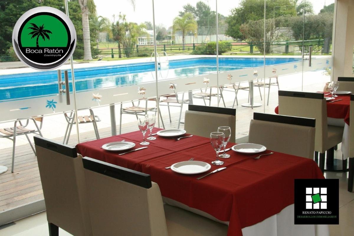 Casa con piscina privada climatizada e iluminada en exclusivo Golf Country Club Campo de Golf de 18 hoyos Piscina cubierta climatiza del club Canchas de fu