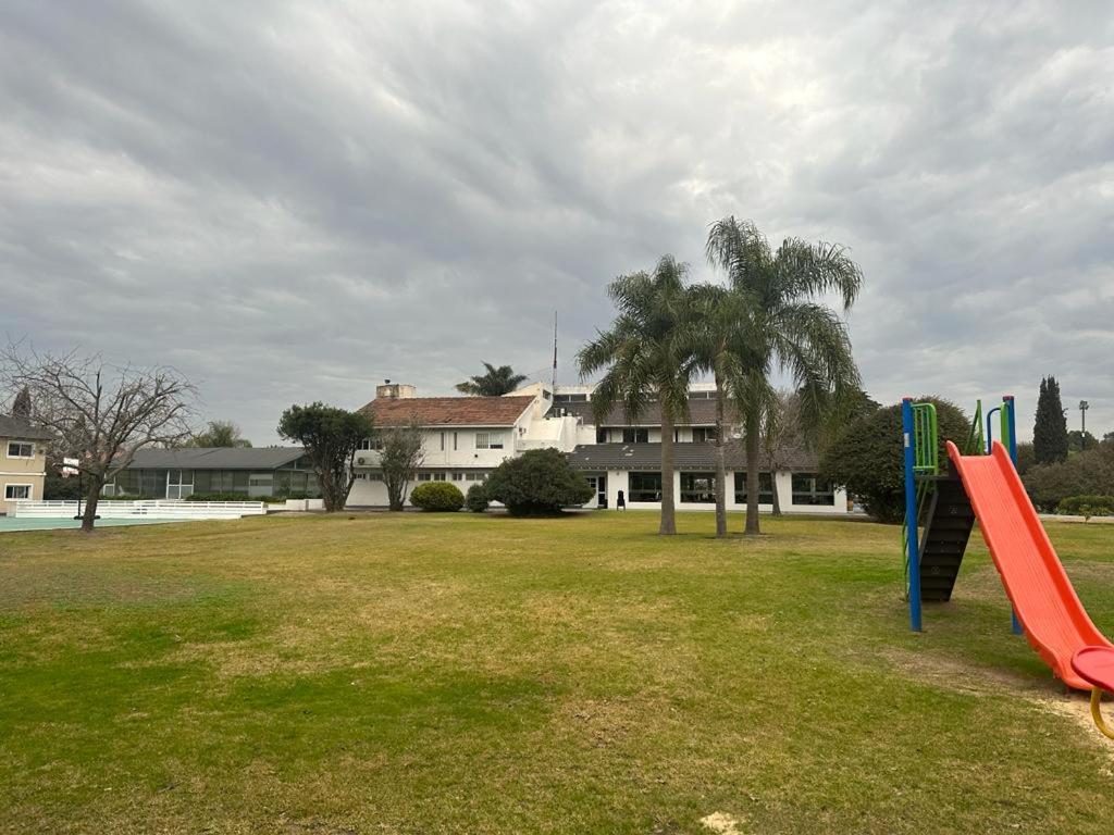 Casa con piscina privada climatizada e iluminada en exclusivo Golf Country Club Campo de Golf de 18 hoyos Piscina cubierta climatiza del club Canchas de fu