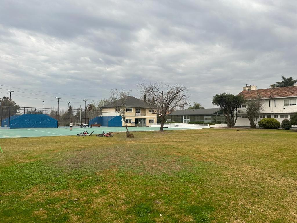 Casa con piscina privada climatizada e iluminada en exclusivo Golf Country Club Campo de Golf de 18 hoyos Piscina cubierta climatiza del club Canchas de fu