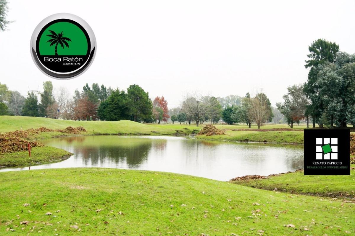 Casa con piscina privada climatizada e iluminada en exclusivo Golf Country Club Campo de Golf de 18 hoyos Piscina cubierta climatiza del club Canchas de fu