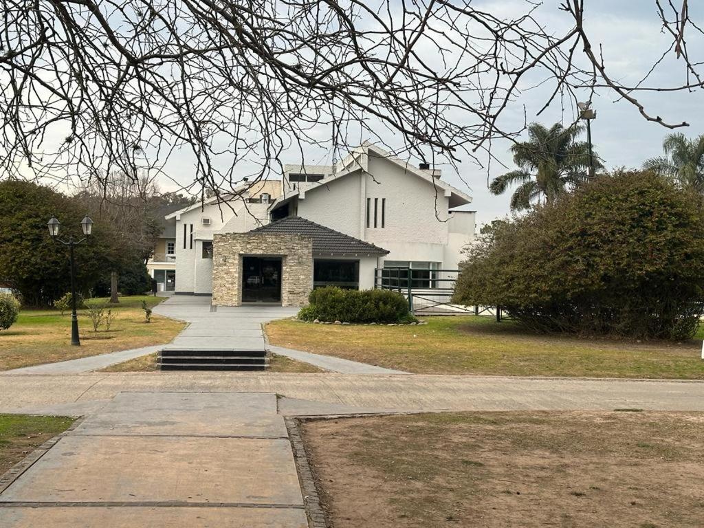 Casa con piscina privada climatizada e iluminada en exclusivo Golf Country Club Campo de Golf de 18 hoyos Piscina cubierta climatiza del club Canchas de fu